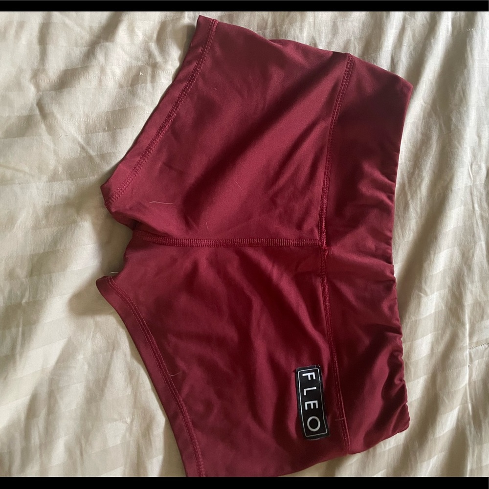 Fleo medium maroon short
